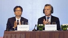 Tổng thống nước Cộng hòa Argentina và Phó Thủ tướng Chính phủ Vũ Đức Đam dự Diễn đàn Doanh nghiệp Việt Nam-Argentina. (Ảnh: Doãn Tấn/TTXVN)