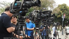 Phóng viên quốc tế có mặt trước cổng Nhà khách Chính Phủ, trên phố Lê Thạch, Hoàn Kiếm, Hà Nội. (Ảnh: Lâm Khánh/TTXVN)
