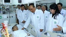 Thủ tướng Nguyễn Xuân Phúc thăm hỏi bệnh nhân tại khoa Cấp cứu (bệnh viện Bạch Mai). (Ảnh: Thống Nhất - TTXVN)