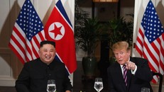 Tổng thống Mỹ Donald Trump nói chuyện với nhà lãnh đạo Triều Tiên Kim Jong-un khi ngồi ăn tối tại khách sạn Sofitel Legend Metropole ở Hà Nội ngày 27/2. (Nguồn: AFP)
