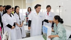 Chủ tịch Quốc hội Nguyễn Thị Kim Ngân tặng quà các bệnh nhân đang điều trị tại Bệnh viện Y học cổ truyền Trung ương. (Ảnh: Trọng Đức/TTXVN)