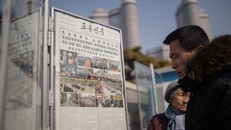 Tờ Rodong Sinmun, cơ quan ngôn luận của đảng Lao động Triều Tiên, dành toàn bộ trang nhất để nói về chuyến công du của nhà lãnh đạo Kim Jong Un tới Hà Nội. Ảnh: AFP.