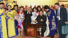 Chủ tịch Triều Tiên Kim Jong-un đánh thử đàn bầu Việt Nam. Ảnh: Doãn Tấn/TTXVN