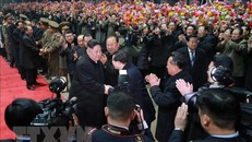 Lễ đón nhà lãnh đạo Triều Tiên Kim Jong-un (giữa) tại Bình Nhưỡng sau khi ông kết thúc chuyến thăm hữu nghị chính thức Việt Nam, ngày 5/3/2019. (Nguồn: Yonhap/TTXVN)