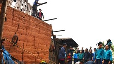 Nhân dân xã Chiến Phố, huyện Hoàng Su Phì khắc phục hậu quả dông lốc kèm theo mưa đá. (Ảnh: Phi Anh/TTXVN)