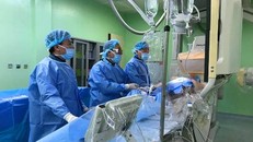 Các bác sĩ tiến hành can thiệp đặt stent cho bệnh nhân Leon Felix. Ảnh: Nhật Tân