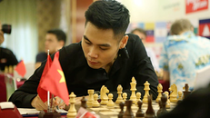 Tuấn Minh và Trường Sơn giữ chân nhau ở ván sáu.