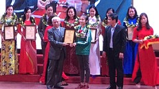 Ngọc Minh Trang (áo xanh lá cây) nhận giải C từ Ban tổ chức.