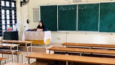 Giáo viên bộ môn Ngữ Văn đang ngồi chờ học sinh đến lớp. (Ảnh: Trung Nguyên/TTXVN)