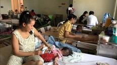 Bệnh nhi mắc bệnh sởi điều trị tại Bệnh viện Nhi Đồng 2 Thành phố Hồ Chí Minh. Ảnh: TTXVN