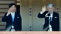 Nhật Hoàng Akihito và Hoàng Thái tử Naruhito tại Hoàng Cung ở Tokyo ngày 2/1/2019. (Nguồn: AFP/TTXVN)