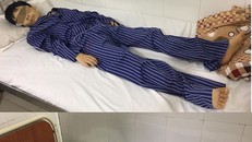 Hai anh em bị ngộ độc đang cấp cứu tại bệnh viện .Ảnh: Đ.K