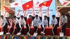 Các đại biểu thực hiện nghi lễ khởi công. Ảnh: Thanh Tùng/TTXVN