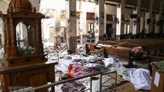 Hiện trường vụ nổ bên trong nhà thờ ở Kochchikade, Colombo, Sri Lanka, ngày 21/4/2019. (Ảnh: AFP/TTXVN)