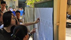 Khi áp dụng hình thức xác nhận nhập học trực tuyến, thí sinh và người nhà sẽ không phải dò danh sách trên bảng giấy như thế này. Ảnh: Lê Sơn