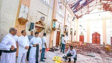 Tổng thống Sri Lanka Maithripala Sirisena (thứ 2, trái, hàng trên) thị sát hiện trường một vụ đánh bom nhằm vào nhà thờ Thánh Sebastian ở Negombo ngày 23/4, hai ngày sau loạt vụ đánh bom ở Sri Lanka khiến hơn 300 người thiệt mạng. Ảnh: AFP/TTXVN