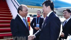 Lãnh đạo thành phố Bắc Kinh, đại diện Bộ Ngoại giao Trung Quốc đón Thủ tướng Nguyễn Xuân Phúc tại sân bay quốc tế Bắc Kinh. (Ảnh: Thống Nhất/TTXVN)