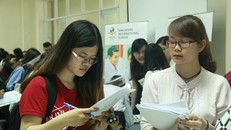 Sinh viên năm cuối Trường ĐH Sư phạm Hà Nội tìm kiếm cơ hội việc làm. Ảnh: Thanh Hùng