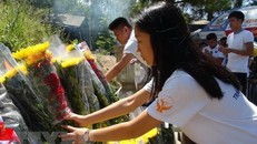 Người dân dâng hương, hoa viếng mộ Đại tướng Võ Nguyên Giáp. (Ảnh: Đức Thọ/TTXVN)