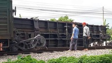 Tàu HH4 trật đường ray khiến toa tàu bị lật