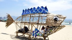 Mô hình cá bống khổng lồ thu gom rác thải nhựa tại bãi biển Mỹ Khê (Đà Nẵng). (Ảnh: Trần Lê Lâm/TTXVN)