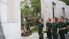 Đại tướng Ngô Xuân Lịch tham quan bia ghi danh các Anh hùng liệt sĩ của Binh đoàn 12. Ảnh: Hồng Pha - TTXVN/phát