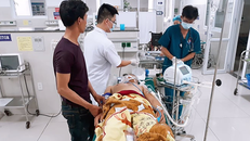 Một nạn nhân đang được cấp cứu phải thở máy. Ảnh: Long Nhật.