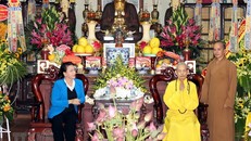 Chủ tịch Quốc hội Nguyễn Thị Kim Ngân thăm, chúc mừng Đại lão Hòa thượng Thích Phổ Tuệ, Pháp chủ Giáo hội Phật giáo Việt Nam. (Ảnh: Trọng Đức/TTXVN)