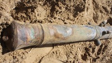 Súng thần công có niên đại gần 200 năm, nằm sâu dưới cát. (Ảnh: Bảo tàng Đà Nẵng cung cấp).