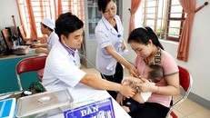 Nhân viên y tế khám sàng lọc trước khi tiêm chủng cho trẻ. (Ảnh: Dương Ngọc/TTXVN)