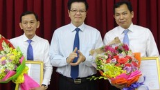 Phó trưởng Ban Tổ chức Trung ương Mai Văn Chính trao quyết định và chúc mừng các đồng chí Võ Thành Thống, Lê Quang Mạnh.