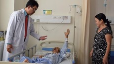 Ông Lê Ngọc H, đang được bác sĩ hướng dẫn tập luyện phục hồi chức năng sau ca mổ.