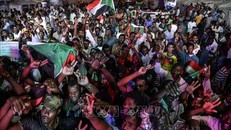 Người biểu tình Sudan tập trung tại thủ đô Khartoum ngày 19/5/2019. Ảnh: AFP/TTXVN