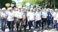 Thủ tướng và các đại biểu đi bộ đồng hành tại phố đi bộ khu vực Bờ hồ Hoàn Kiếm để cổ vũ, hưởng ứng phong trào chống rác thải nhựa. - Ảnh: VGP/Quang Hiếu