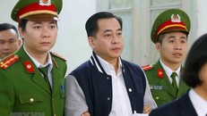 Cảnh sát dẫn giải bị cáo Phan Văn Anh Vũ. (Ảnh: Doãn Tấn/TTXVN)