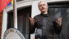 Nhà sáng lập WikiLeaks Julian Assange tại Đại sứ quán Ecuador ở London (Anh) ngày 19/5/2017. (Ảnh: AFP/TTXVN)