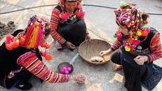 Người dân chuẩn bị đồ lễ cúng. Ảnh: Phan Tuấn Anh/TTXVN