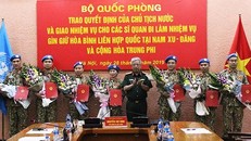 Thượng tướng Nguyễn Chí Vịnh trao quyết định của Chủ tịch nước cho 7 sĩ quan đi làm nhiệm vụ gìn giữ hòa bình tại Nam Sudan và Cộng hòa Trung Phi.