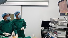 Bác sĩ Hassan (phải) mổ thị phạm cùng phó giáo sư Trần Ngọc Lương (trái). Ảnh: Lê Nga.