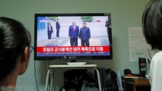 Người dân Hàn Quốc theo dõi hình ảnh cuộc gặp giữa Tổng thống Mỹ Donald Trump và nhà lãnh đạo Triều Tiên Kim Jong-un tại làng đình chiến Panmunjom ngày 30/6/2019. (Ảnh: THX/TTXVN)