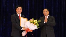 Đồng chí Phạm Minh Chính trao quyết định và chúc mừng đồng chí Bùi Văn Cường.
