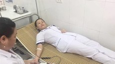 Điều dưỡng Bệnh viện Đa khoa khu vực Tây Bắc Nghệ An hiến máu để cứu bệnh nhân. (Ảnh: TTXVN)