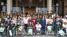 Chủ tịch Quốc hội gặp mặt các thương binh nặng tiêu biểu toàn quốc