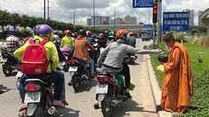 Nhiều người cảm thương những đứa trẻ cũng như muốn “tạo phước” nên rút tiền ra cho.