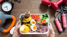 Sau khi tập luyện, bạn nên bổ sung protein và carbohydrate. Ảnh: Gympik.