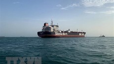 Tàu chở dầu Stena Impero treo cờ Anh ở gần Eo biển Hormuz ngày 21/7/2019. (Nguồn: THX/TTXVN)