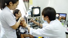 Một ca nội soi khám tai - mũi - họng cho bệnh nhân. Ảnh: Dương Ngọc/TTXVN