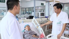 Bệnh nhân nặng từ Nghệ An chuyển ra đang được điều trị tại khoa Hồi sức tích cực, BV Bạch Mai
