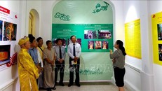 Khách tham quan không gian trưng bày.