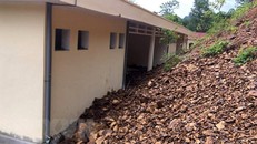 Bão số 3 đã làm hư hỏng 1 điểm trường tại xã Phú Thanh, huyện vùng biên Quan Hóa, Thanh Hóa. (Ảnh: Nguyễn Nam/TTXVN)